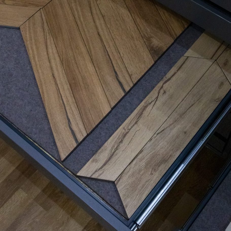 Exklusive Fliese in Eiche Optik auf grauem Hintergrund 