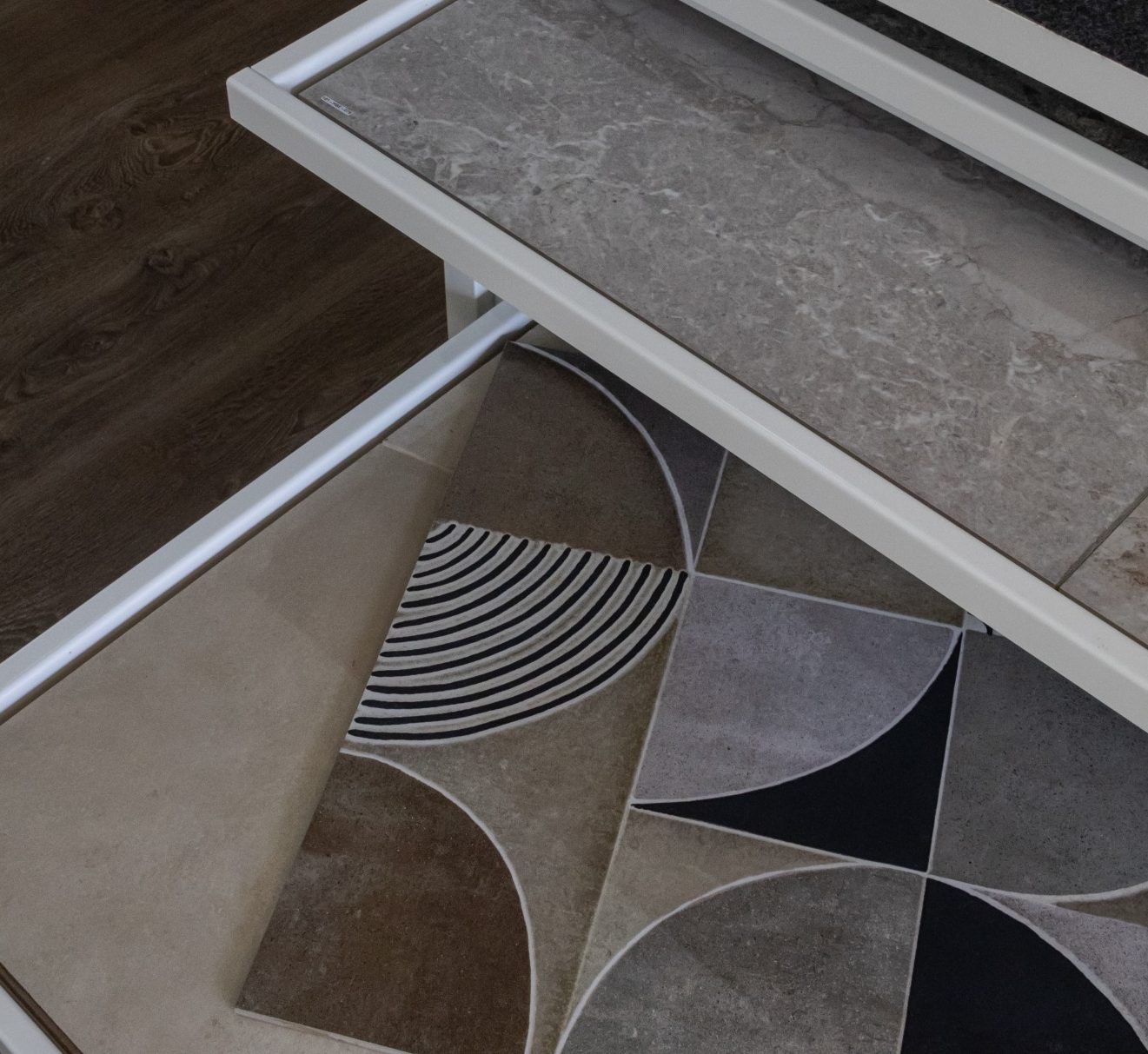 Fliese mit Muster in Naturtönen - Showroom Fliesenstudio Hesselbach in Unsleben 