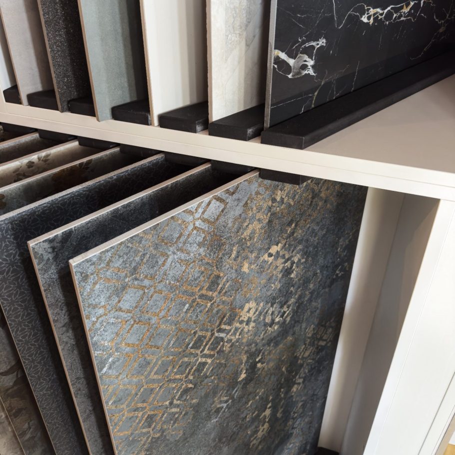 Moderne Fliesen in verschiedenen Farben und Oberflächenstrukturen 