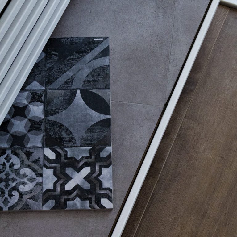 Modernes Bad schlicht gestaltet / neutrale Fliese