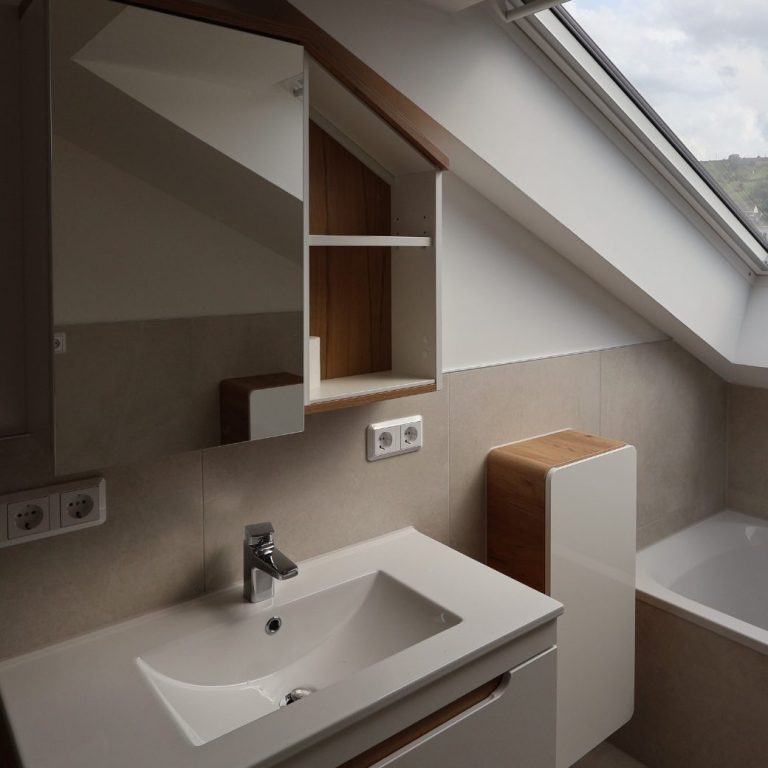 Kombination aus grauen Fliesen, Holzoptik und Patchwork-Musterfliesen in Schwarz-Weiß - Showroom Fliesenstudio Hesselbach 