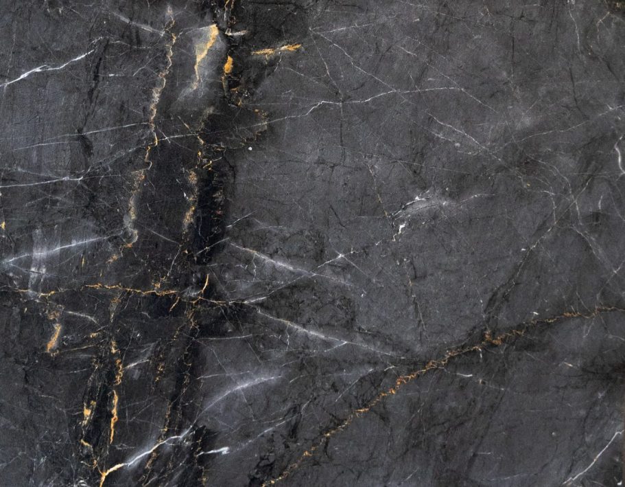 Dunkle Fliesenoptik mit goldener und weißer Maserung 