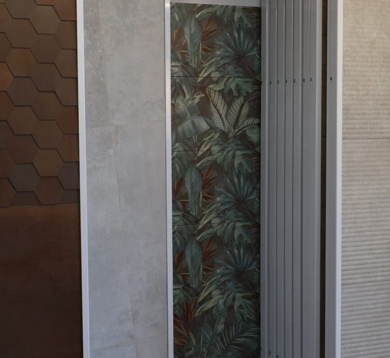 Fliesen aus dem Showroom Hesselbach - florales Design, Natursteinoptik und moderne Fliesenstruktur 